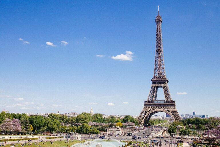 Immobilier les prix flambent en banlieue et baissent à Paris