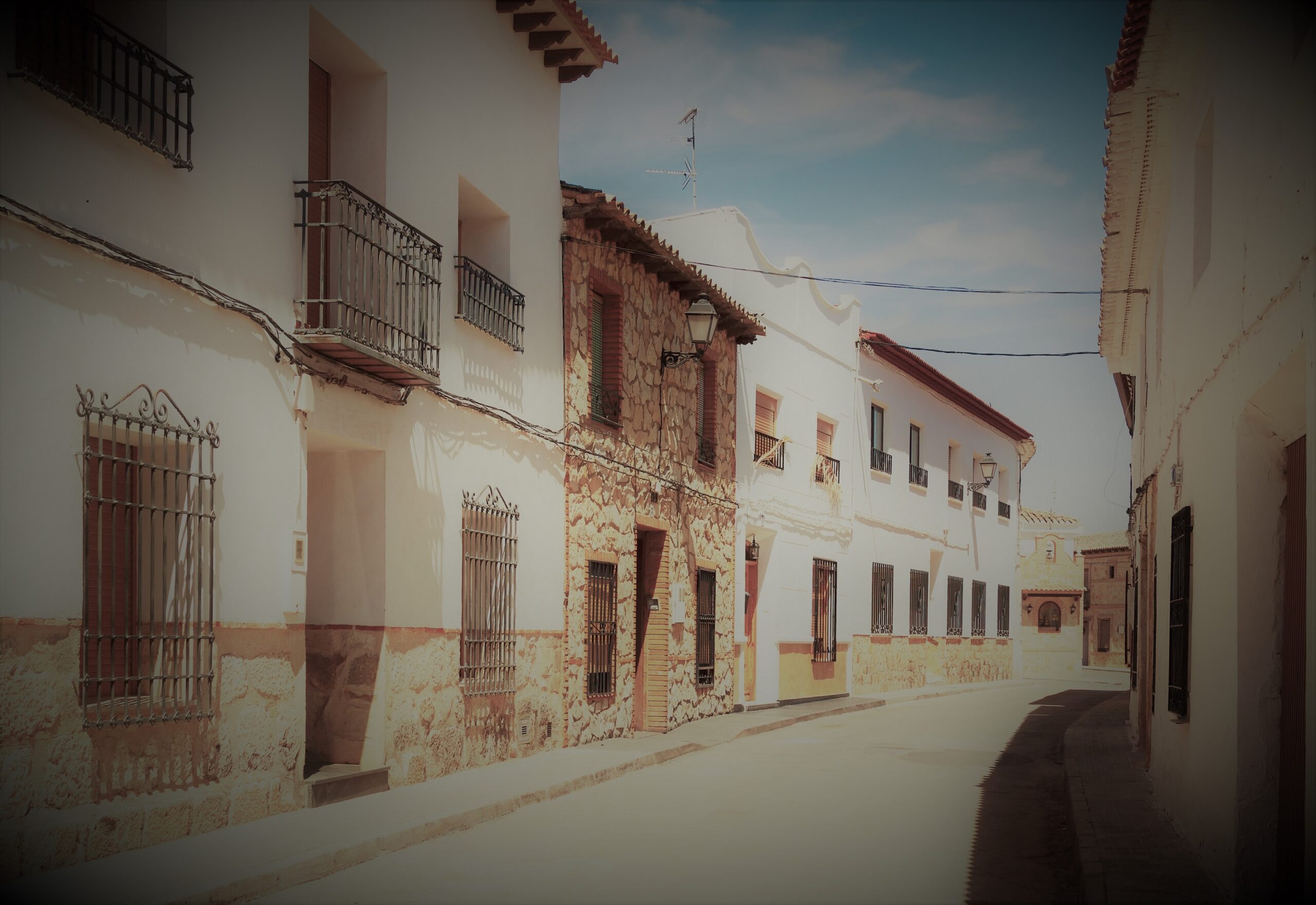 <a href="https://www.freepik.com/free-photo/ordinary-street-spanish-town-el-toboso_1329980.htm#page=2&query=mountain%20spanish%20village&position=10&from_view=search&track=ais">Image by bearfotos</a> on Freepik Model de village comme Salto de Castro