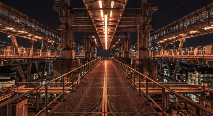 immobiliereneurope_Pourquoi le foncier industriel devient l'un des actifs les plus convoités d'Europe_skyline-dystopian-future foncier industriel